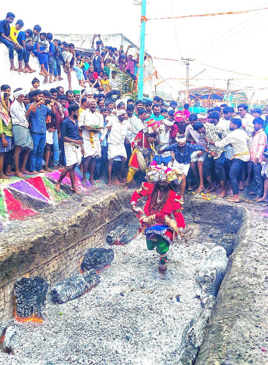 ಗುತ್ತಲದ ವೀರಭದ್ರೇಶ್ವರ ಅಗ್ನಿಕುಂಡ ಜಾತ್ರಾ ಮಹೋತ್ಸವದಲ್ಲಿ ಅಗ್ನಿಕುಂಡ ಪ್ರವೇಶಿಸುತ್ತಿರುವ ಪುರವಂತರು ಹಾಗೂ ಭಕ್ತರು