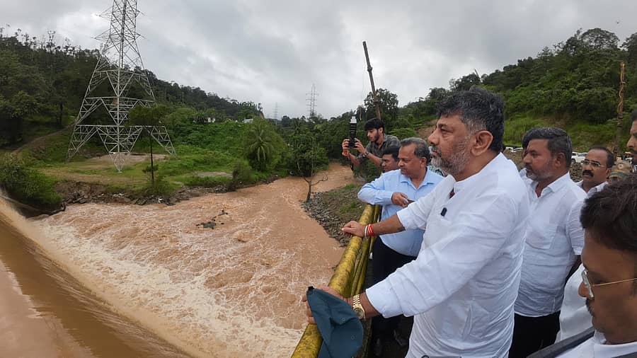 ಸಕಲೇಶಪುರ ತಾಲ್ಲೂಕಿನ ಕೆಸವನಹಳ್ಳಿಯ ಕುಂಬರಡಿ ಕಾಫಿ ಎಸ್ಟೇಟ್ ಬಳಿ ಎತ್ತಿನಹೊಳೆ ಯೋಜನೆಯ ಪರೀಕ್ಷಾರ್ಥ ನೀರು ಹರಿಸುವ ಕಾರ್ಯಾಚರಣೆಯನ್ನು ಬುಧವಾರ ಉಪ ಮುಖ್ಯಮಂತ್ರಿ ಡಿ.ಕೆ. ಶಿವಕುಮಾರ್‌ ಪರಿಶೀಲಿಸಿದರು