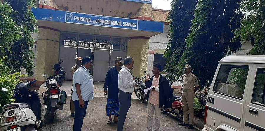 ಹೂವಿನಹಡಗಲಿ ಉಪ ಕಾರಾಗೃಹಕ್ಕೆ ಲೋಕಾಯುಕ್ತ ಎಸ್ಪಿ ಸಿದ್ದರಾಜು ಭೇಟಿ ನೀಡಿ ಪರಿಶೀಲಿಸಿದರು