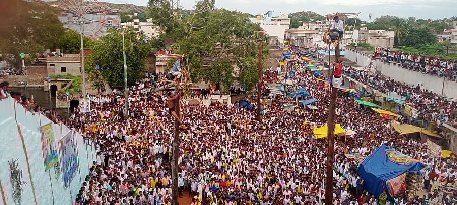 ಸುರಪುರದಲ್ಲಿ ಬುಧವಾರ ವೇಣುಗೋಪಾಲಸ್ವಾಮಿ ಜಾತ್ರೆ ಅಂಗವಾಗಿ ನಡೆದ ದೇವರ ಸ್ತಂಭಾರೋಹಣದಲ್ಲಿ ಸೇರಿದ್ದ ಜನಸ್ತೋಮ