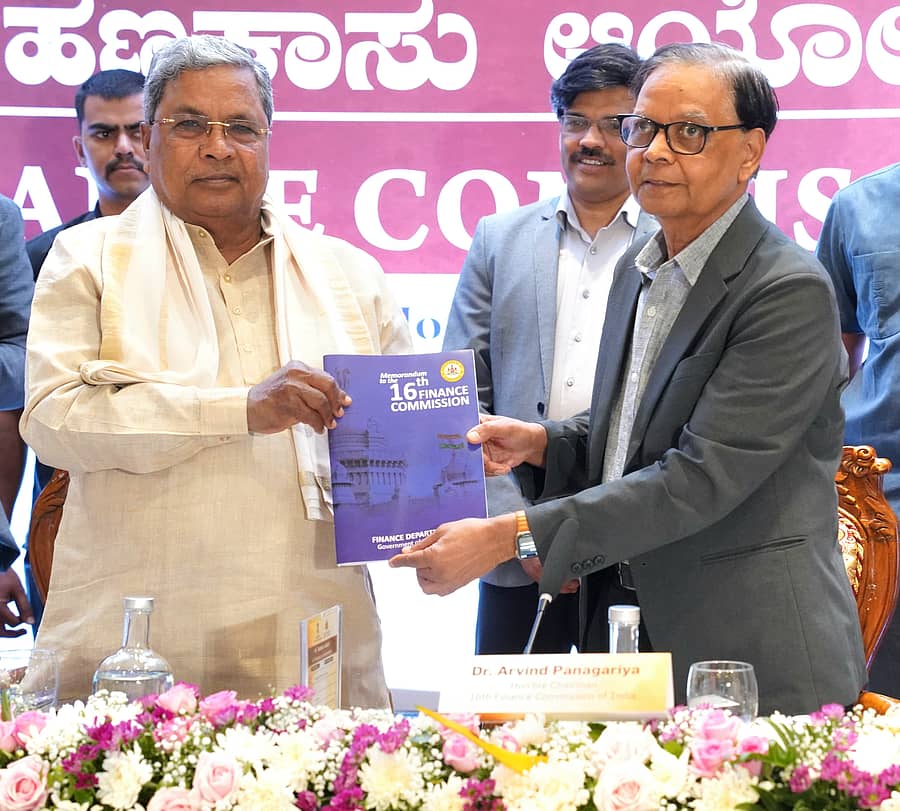 ತೆರಿಗೆ ಪಾಲು ಹಂಚಿಕೆಗೆ ಸಂಬಂಧಿಸಿದಂತೆ ರಾಜ್ಯ ಸರ್ಕಾರದ ಬೇಡಿಕೆ ಮತ್ತು ಶಿಫಾರಸುಗಳನ್ನು ಒಳಗೊಂಡ ವರದಿಯನ್ನು ಮುಖ್ಯಮಂತ್ರಿ ಸಿದ್ದರಾಮಯ್ಯ ಅವರು 16ನೇ ಹಣಕಾಸು ಆಯೋಗದ ಅಧ್ಯಕ್ಷ ಅರವಿಂದ್‌ ಪನಾಗರಿಯಾ ಅವರಿಗೆ ನೀಡಿದರು