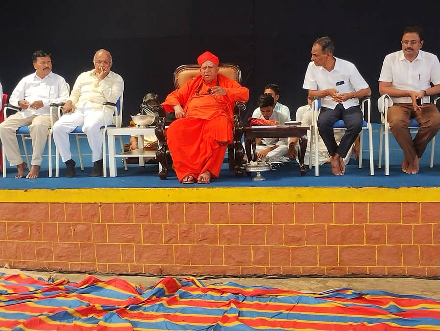 ಸಿರಿಗೆರೆಯ ಗುರುಶಾಂತರಾಜ ದೇಶಿಕೇಂದ್ರ ದಾಸೋಹ ಮಂಟಪದಲ್ಲಿ ನಡೆದ ಮಠದ ಭಕ್ತರ ಸಭೆಯಲ್ಲಿ ತರಳಬಾಳು ಶ್ರೀ ಮಾತನಾಡಿದರು