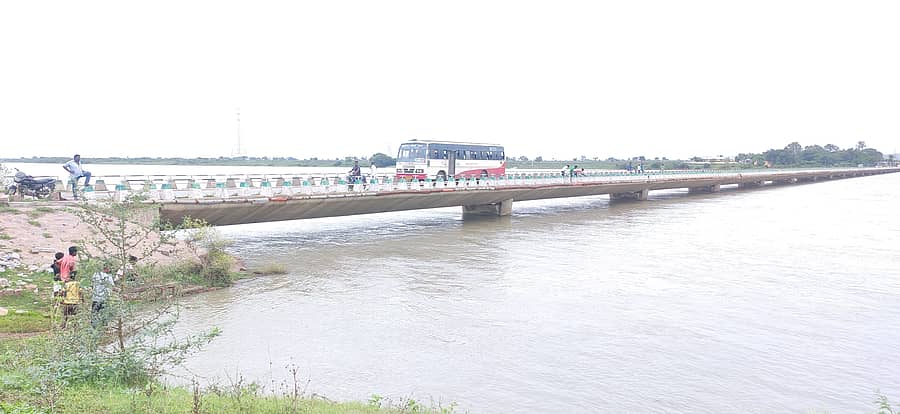 ದೇವದುರ್ಗ ತಾಲ್ಲೂಕಿನಲ್ಲಿ ಹರಿಯುವತ್ತಿರುವ ಕೃಷ್ಣಾ ನದಿ