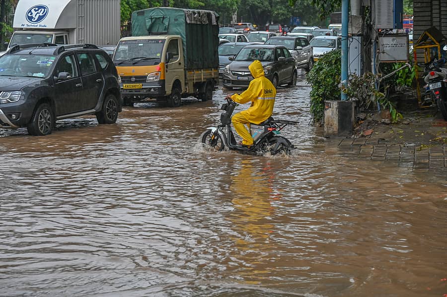 ಎಂ.ಜಿ. ರಸ್ತೆಯ ಅನಿಲ್ ಕುಂಬ್ಳೆ ವೃತ್ತದಲ್ಲಿ ನಿಂತ ಮಳೆ ನೀರಿನಲ್ಲೇ ವಾಹನಗಳು ಸಂಚರಿಸಿದವು
ಪ್ರಜಾವಾಣಿ ಚಿತ್ರ: ಎಸ್.ಕೆ. ದಿನೇಶ್