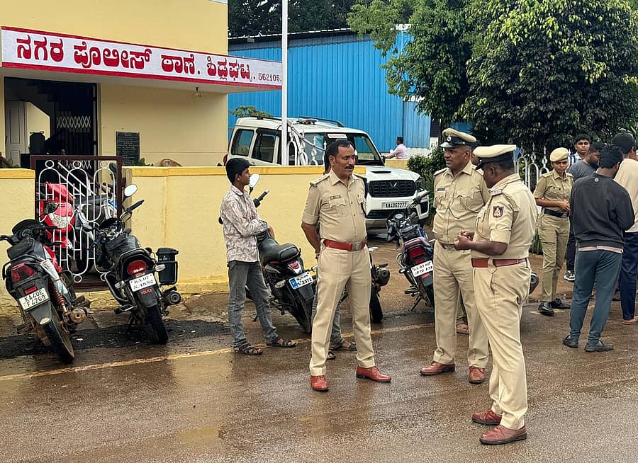 ಶಿಡ್ಲಘಟ್ಟ ಪೊಲೀಸ್ ಠಾಣೆ ಎದುರು ಚಿಂತಾಮಣಿ ಉಪ ವಿಭಾಗದ ಡಿವೈಎಸ್ಪಿ ಮುರಳೀಧರ್ ಅವರು ಸಂಚಾರ ನಿಯಮದ ಬಗ್ಗೆ ಜನರಲ್ಲಿ ಜಾಗೃತಿ ಮೂಡಿಸಿದರು