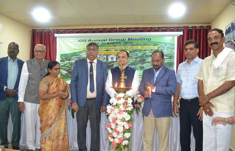 <div class="paragraphs"><p>ಹುಣಸೂರು ನಗರದ ಕೇಂದ್ರೀಯ ತಂಬಾಕು ಸಂಶೋಧನ ಕೇಂದ್ರದಲ್ಲಿ ಗುರುವಾರ ನಡೆದ 13ನೇ ರಾಷ್ಟ್ರೀಯ ತಂಬಾಕು ವಿಚಾರ ಸಂಕಿರಣ ಎರಡು ದಿನದ ಕಾರ್ಯಗಾರ ಉದ್ಘಾಟನಾ ಸಮಾರಂಭದಲ್ಲಿ ಭಾರತೀಯ ಕೃಷಿ ಸಂಶೋಧನಾ ಪರಿಷತ್ನ (ಐಸಿಎಆರ್) ಉಪ ಪ್ರಧಾನ ಮಹಾನಿರ್ದೇಶಕ ಡಾ.ಟಿ.ಆರ್. ಶರ್ಮ, ಕೃಷಿ ವಿ.ವಿ ಉಪಕುಲಪತಿ ಡಾ.ಆರ್.ಸಿ. ಜಗದೀಶ್ ಭಾಗವಹಿಸಿದ್ದರು</p></div>