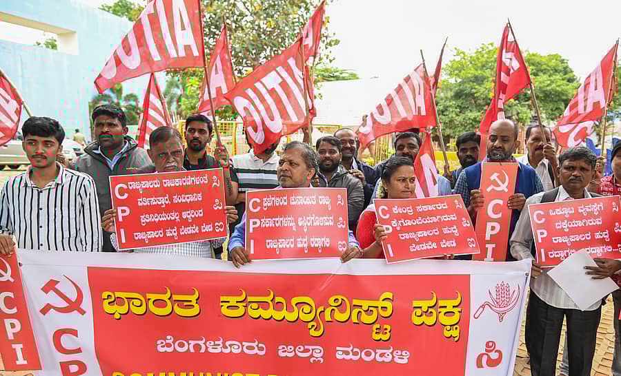 <div class="paragraphs"><p>ಸಿಪಿಐ ಕಾರ್ಯಕರ್ತರು ನಗರದ ಸ್ವಾತಂತ್ರ್ಯ ಉದ್ಯಾನದಲ್ಲಿ ಗುರುವಾರ ಪ್ರತಿಭಟನೆ ನಡೆಸಿದರು </p></div>