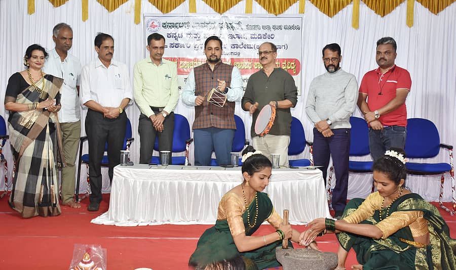 ಮಡಿಕೇರಿಯಲ್ಲಿ ನಡೆದ ‘ಜಾನಪದ ವೈವಿಧ್ಯ’ ಕಾರ್ಯಕ್ರಮವನ್ನು ಬೀಸುವ ಕಲ್ಲಿನ ಪದಗಳೊಂದಿಗೆ ಜಿಲ್ಲಾಧಿಕಾರಿ ವೆಂಕಟ್ರಾಜಾ ಅವರು ದುಡಿ ಬಾರಿಸುವ ಮೂಲಕ ಚಾಲನೆ ನೀಡಿದರು