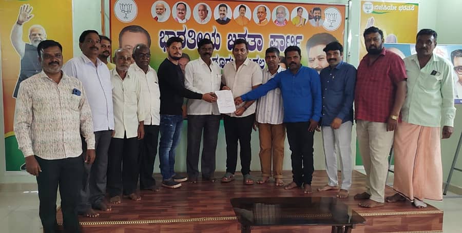 ಸಂಸದ ಇ.ತುಕಾರಾಮ್ ಅವರ ಸಹೋದರಿಯ ಪತಿ ಕೆ.ನಾಗರಾಜ್ ಗುರುವಾರ ಬಿಜೆಪಿ ಮಂಡಲ ಅಧ್ಯಕ್ಷ ನಾನಾ ನಿಕ್ಕಂ ಅವರಿಗೆ ಮನವಿ ಸಲ್ಲಿಸಿದರು