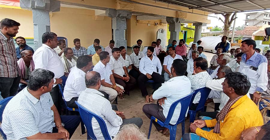 ಚನ್ನಪಟ್ಟಣ ತಾಲ್ಲೂಕಿನ ಕೋಡಂಬಹಳ್ಳಿ ಗ್ರಾಮದಲ್ಲಿ ರಾಜ್ಯ ಜೆಡಿಎಸ್ ಯುವ ಘಟಕದ ಅಧ್ಯಕ್ಷ ನಿಖಿಲ್ ಕುಮಾರಸ್ವಾಮಿ ಅವರು ಜೆಡಿಎಸ್ ಪಕ್ಷದ ಮುಖಂಡರ ಹಾಗೂ ಕಾರ್ಯಕರ್ತರ ಸಭೆ ನಡೆಸಿದರು