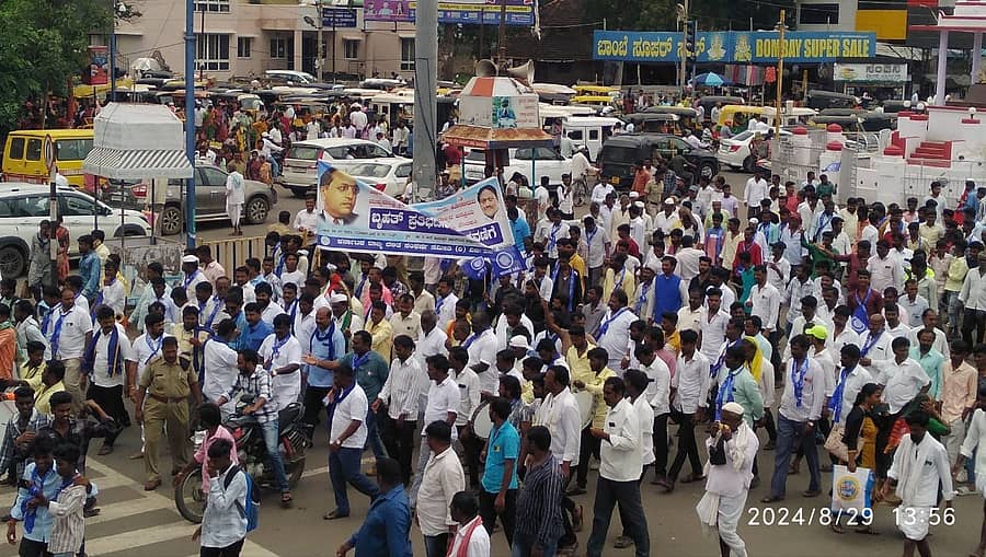 ವಿಜಯಪುರ ನಗರದಲ್ಲಿ ಕರ್ನಾಟಕ ರಾಜ್ಯ ದಲಿತ ಸಂಘರ್ಷ ಸಮಿತಿ (ಡಿ.ಜಿ.ಸಾಗರ ಬಣ)ಯಿಂದ ಗುರುವಾರ ಬೃಹತ್ ಪ್ರತಿಭಟನೆ ನಡೆಸಲಾಯಿತು