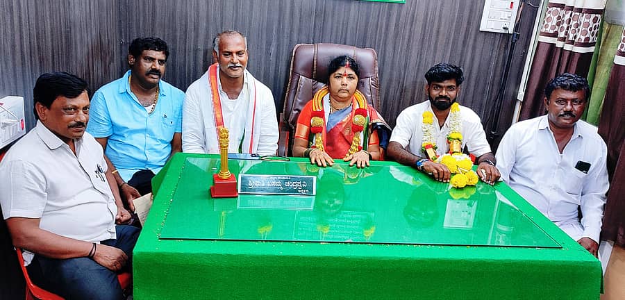 ಕುಡತಿನಿ ಪಟ್ಟಣ ಪಂಚಾಯಿತಿ ಕಚೇರಿಯಲ್ಲಿ ಗುರುವಾರ ನಡೆದ ಪತ್ರಿಕಾಗೋಷ್ಠಿಯಲ್ಲಿ ಪಟ್ಟಣ ಪಂಚಾಯಿತಿ ಅಧ್ಯಕ್ಷೆ ಬಸಮ್ಮ ವಂದವಾಗಿಲ ಚಂದ್ರಪ್ಪ ಮಾತನಾಡಿದರು 