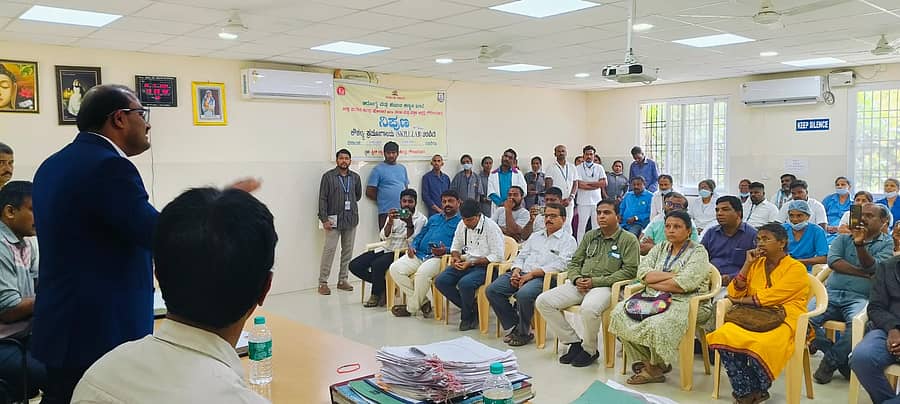 ಗೌರಿಬಿದನೂರು ತಾಯಿ ಮತ್ತು ಮಕ್ಕಳ ಆಸ್ಪತ್ರೆಗೆ ಮುಖ್ಯ ಜಾಗೃತಾಧಿಕಾರಿ ಶ್ರೀನಿವಾಸ್ ಗುರುವಾರ ಭೇಟಿ ನೀಡಿದರು