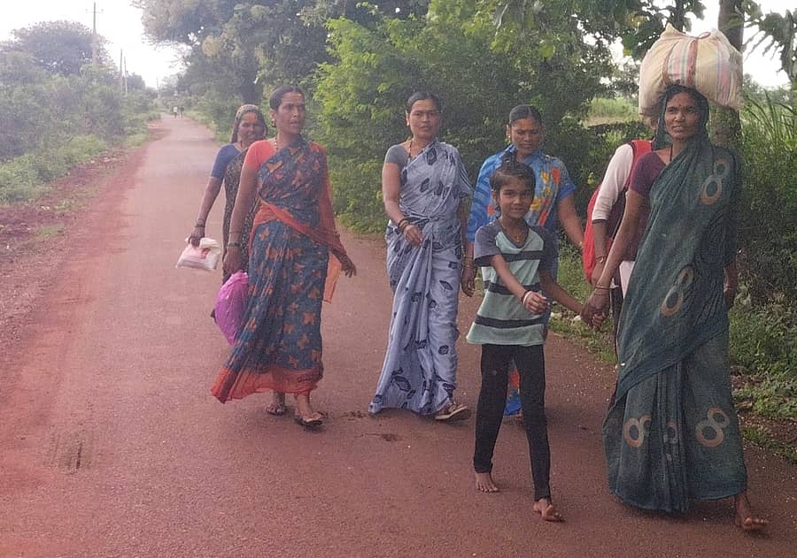 ಕುಳಗೇರಿ ಕ್ರಾಸ್ ಸಮೀಪದ ಸೋಮನಕೊಪ್ಪ ಗ್ರಾಮದ ಮಹಿಳೆಯರು ಹಾಗೂ ವಿದ್ಯಾರ್ಥಿಗಳು ನಡೆದು ಕುಳಗೇರಿ ಕ್ರಾಸ್ಗೆ ಹೋಗುತ್ತಿರುವುದು