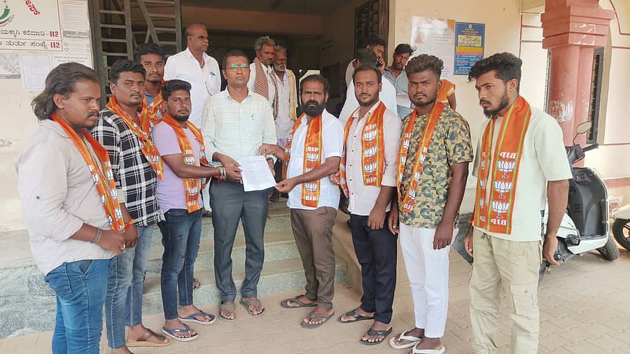 ಗಂಗಾವತಿಯಲ್ಲಿ ಅಳವಡಿಸಿದ ಧಾರ್ಮಿಕ ಸಂಕೇತದ ವಿದ್ಯುತ್ ಕಂಬಗಳ ತೆರವಿಗೆ ತಹಶೀಲ್ದಾರ್‌ ನೀಡಿದ ಆದೇಶ ಹಿಂಪಡೆಯಲು ಒತ್ತಾಯಿಸಿ ಬಿಜೆಪಿ ನಗರ ಯುವಮೋರ್ಚಾ ಸದಸ್ಯರು ತಹಶೀಲ್ದಾರ್ ಕಚೇರಿ ಸಿಬ್ಬಂದಿಗೆ ಗುರುವಾರ ಮನವಿ ನೀಡಿದರು‌