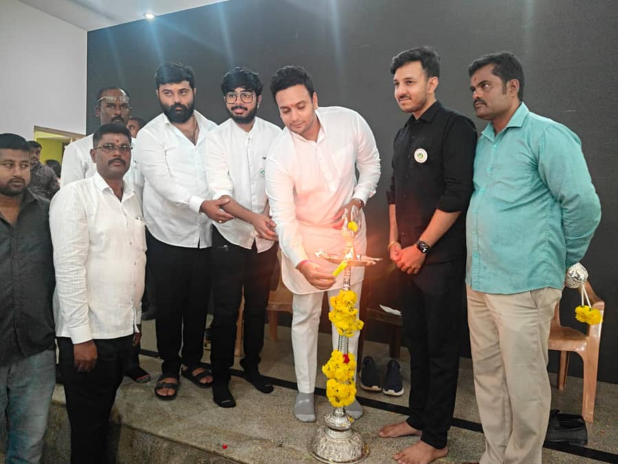 ಹನಗೋಡಿನಲ್ಲಿ ನಡೆದ ಅರಣ್ಯ-ಪರಿಸರ ಜಾಗೃತಿ ಕಾರ್ಯಕ್ರಮವನ್ನು ಸಂಸದ ಯದುವೀರ್ ಕೃಷ್ಣದತ್ತ ಚಾಮರಾಜ ಒಡೆಯರ್ ಉದ್ಘಾಟಿಸಿದರು. ಧೃವ ಪಾಟೀಲ್ ಭಾಗವಹಿಸಿದ್ದರು