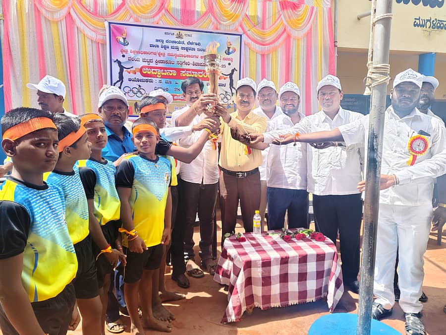 ಮುಗಳಿಹಾಳದಲ್ಲಿ ಆಯೋಜಿಸಿದ್ದ ವಲಯಮಟ್ಟದ ಕ್ರೀಡಾಕೂಟವನ್ನು ಮೋಹನ ದಂಡಿನ ಉದ್ಘಾಟಿಸಿದರು