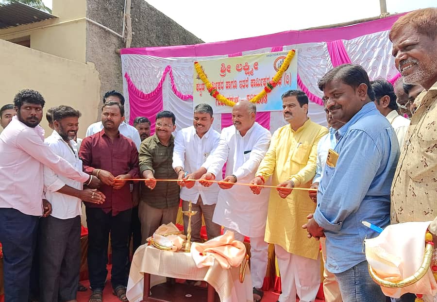 ಗುಳೇದಗುಡ್ಡದಲ್ಲಿ ಲಕ್ಷ್ಮಿ ಕಟ್ಟಡ ಕಾರ್ಮಿಕರ ಸಂಘವನ್ನು ಜೆಡಿಎಸ್ ಜಿಲ್ಲಾ ಘಟಕದ ಅಧ್ಯಕ್ಷ ಹನಮಂತ ಮಾವಿನಮರದ ಉದ್ಘಾಟಿಸಿದರು