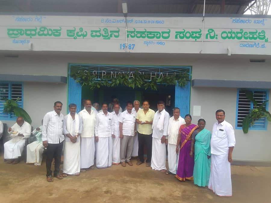 ಹೊನ್ನಾಳಿ ತಾಲ್ಲೂಕು ಯರೇಹಳ್ಳಿ ಕೃಷಿ ಸಹಕಾರ ಸಂಘದ ಸಭಾಂಗಣವನ್ನು ಡಿ.ಜಿ. ಸುರೇಂದ್ರಗೌಡ ಗುರುವಾರ ಉದ್ಘಾಟಿಸಿದರು