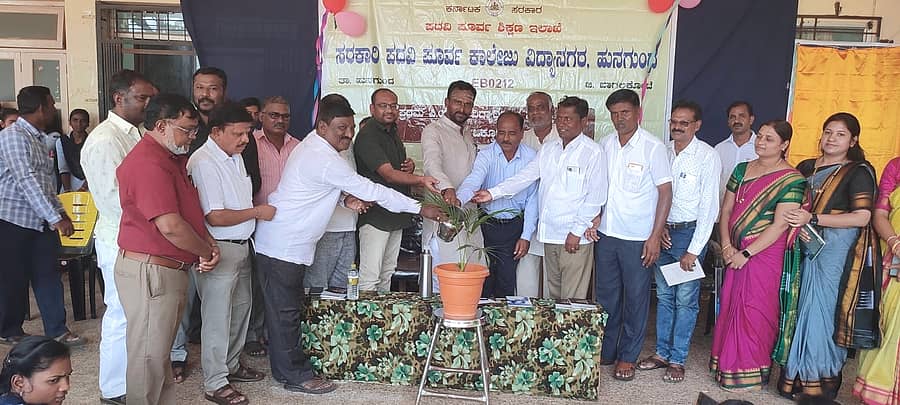 ಹುನಗುಂದದ ಸರ್ಕಾರಿ ಪದವಿ ಪೂರ್ವ ಕಾಲೇಜಿನಲ್ಲಿ ಆಯೋಜಿಸಿದ್ದ ಕಾಲೇಜು ಒಕ್ಕೂಟ ಉದ್ಘಾಟನೆ, ಪ್ರಥಮ ಪಿಯುಸಿ ವಿದ್ಯಾರ್ಥಿಗಳ ಸ್ವಾಗತ, ನಿವೃತ್ತರಿಗೆ ಸನ್ಮಾನ ಸಮಾರಂಭವನ್ನು ಶಾಸಕ ವಿಜಯಾನಂದ ಕಾಶಪ್ಪನವರ ಉದ್ಘಾಟಿಸಿದರು