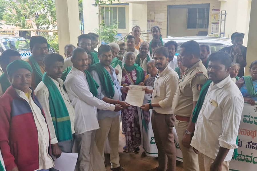 ಚನ್ನಗಿರಿಯ ಬೆಸ್ಕಾಂ ಅಧಿಕಾರಿಗೆ ರೈತ ಸಂಘದ ತಾಲ್ಲೂಕು ಘಟಕದ ಅಧ್ಯಕ್ಷ ರವಿಕುಮಾರ್ ನೇತೃತ್ವದಲ್ಲಿ ಗುರುವಾರ ಮನವಿ ಸಲ್ಲಿಸಲಾಯಿತು