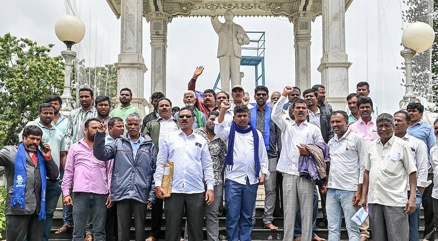 ಮೈಸೂರಿನ ಪುರಭವದ ಆವರಣದಲ್ಲಿ ಕರ್ನಾಟಕ ರಾಜ್ಯ ದಲಿತ ಸಂಘರ್ಷ ಸಮಿತಿ ಸದಸ್ಯರು ಗುರುವಾರ ಪ್ರತಿಭಟಿಸಿದರು –ಪ್ರಜಾವಾಣಿ ಚಿತ್ರ