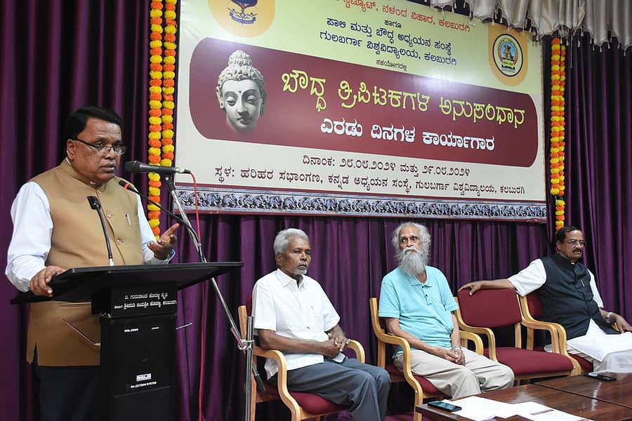 ಕಲಬುರಗಿಯಲ್ಲಿ ಗುರುವಾರ ನಡೆದ ಬೌದ್ಧ ತ್ರಿಪಿಟಕಗಳ ಅನುಸಂಧಾನ ಕಾರ್ಯಾಗಾರದಲ್ಲಿ ಪ್ರೊ.ಎಚ್‌.ಟಿ. ಪೋತೆ ಮಾತನಾಡಿದರು. ಗಣ್ಯರು ಉಪಸ್ಥಿತರಿದ್ದರು