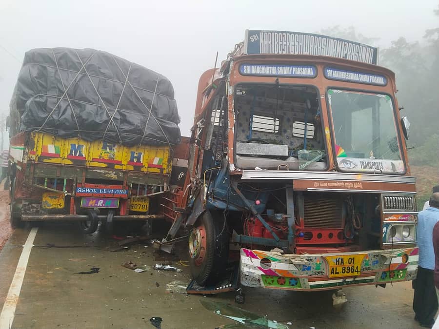 ಹೊಸನಗರ ತಾಲ್ಲೂಕಿನ ಹುಲಿಕಲ್ ಘಾಟಿಯಲ್ಲಿ ಎರಡು ಲಾರಿಗಳ ನಡುವೆ ಮುಖಾಮುಖಿ ಡಿಕ್ಕಿ ಆಗಿರುವುದು