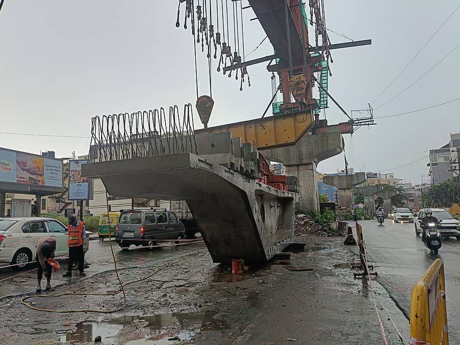 ಈಜಿಪುರ ಮೇಲ್ಸೇತುವೆ ಕಾಮಗಾರಿಯಲ್ಲಿ ಎಲಿಮೆಂಟ್ ಅಳವಡಿಸಲಾಗುತ್ತಿದೆ