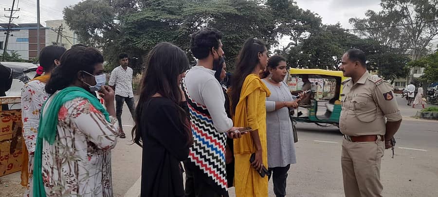 ಕುಣಿಗಲ್ನಲ್ಲಿ ನಡೆದ ಇರಿತ ಪ್ರಕರಣದಲ್ಲಿ ಪ್ರಮುಖ ಆರೋಪಿಯ ಸಹಚರರನ್ನು ಬಂಧಿಸುವಂತೆ ಲಿಂಗತ್ವ ಅಲ್ಪಸಂಖ್ಯಾತರ ತಂಡ ಸಿಪಿಐ ನವೀನ್ ಗೌಡ ಅವರಿಗೆ ಮನವಿ ಮಾಡಿದರು