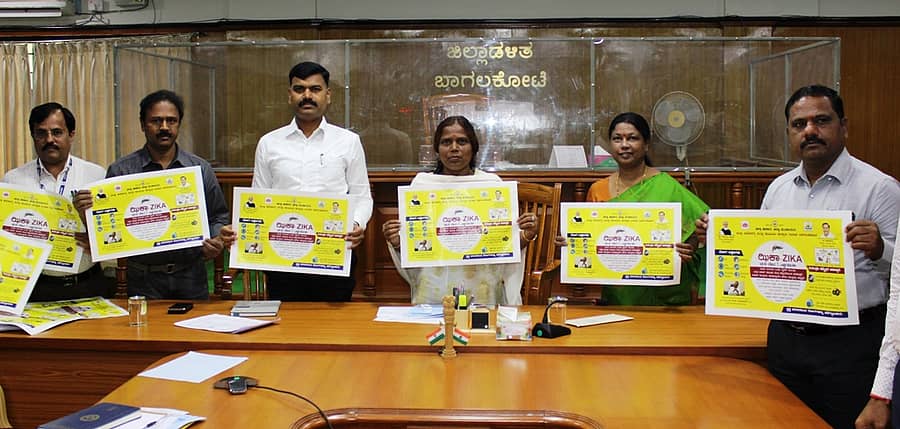 ಬಾಗಲಕೋಟೆಯಲ್ಲಿ ಗುರುವಾರ ಜೀಕಾ ವೈರಸ್ ಕುರಿತ ಪೋಸ್ಟರ್ ಅನ್ನು ಜಿಲ್ಲಾಧಿಕಾರಿ ಕೆ.ಎಂ. ಜಾನಕಿ ಬಿಡುಗಡೆ ಮಾಡಿದರು