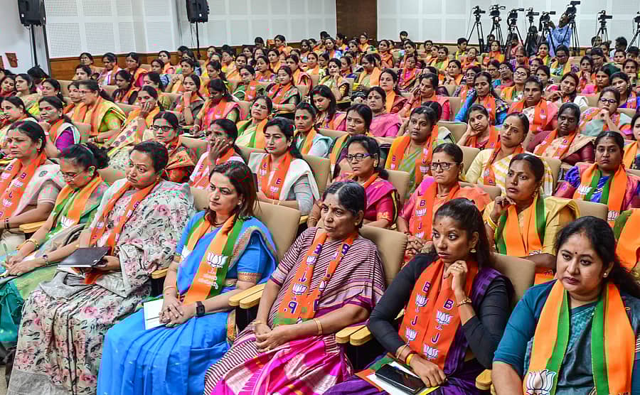 ಬೆಂಗಳೂರಿನ ಮಲ್ಲೇಶ್ವರದ ಜಗನ್ನಾಥ ಭವನದಲ್ಲಿ ಗುರುವಾರ ಬಿಜೆಪಿ ಮಹಿಳಾ ಮೋರ್ಚಾದ ರಾಜ್ಯಮಟ್ಟದ ಕಾರ್ಯಾಗಾರದಲ್ಲಿ ರಾಜ್ಯ ಮತ್ತು ಜಿಲ್ಲಾ ಮಟ್ಟದ ಪದಾಧಿಕಾರಿಗಳು ಭಾಗವಹಿಸಿದರು ಪ್ರಜಾವಾಣಿ ಚಿತ್ರ.