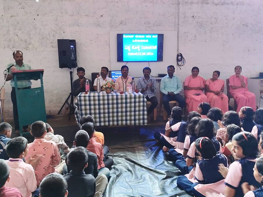 ಕೊಪ್ಪಳ ನಗರದ ಮೊರಾರ್ಜಿ ದೇಸಾಯಿ ವಸತಿ ಶಾಲೆಯಲ್ಲಿ ವಿಶ್ವ ಸೊಳ್ಳೆ ದಿನಾಚರಣೆಯ ಅಂಗವಾಗಿ ಆರೋಗ್ಯ ಜಾಗೃತಿ ಕಾರ್ಯಕ್ರಮ ನಡೆಯಿತು