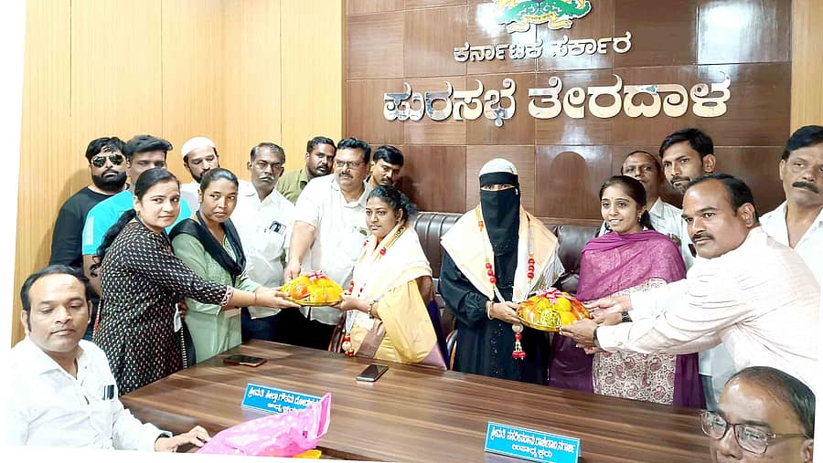 ತೇರದಾಳ ಪುರಸಭೆ ನೂತನ ಅಧ್ಯಕ್ಷೆ ಶಿಲ್ಪಾ ಗೌತಮ ರೋಡಕರ ಹಾಗೂ ಉಪಾಧ್ಯಕ್ಷೆ ನಸರ್ಿನ್ಬಾನು ರಾಜೇಸಾಬ ನಗಾಜರ್ಿ ಅವರ ಪದಗ್ರಹಣ ಸಮಾರಂಭ ಜರುಗಿತು.