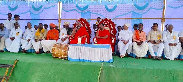 29 ಎಚ್ ಡಬ್ಲು2 ವಡಗೇರಾ: ವಡಗೇರಾ ತಾಲ್ಲೂಕಿನ ಹಂಚಿನಾಳ ಗ್ರಾಮದಲ್ಲಿ ನೂತನವಾಗಿ ನಿರ್ಮಿಸಿರುವ ಬೀರಲಿಂಗೇಶ್ವರ ದೇವಸ್ಥಾನ ಹಾಗೂ ಬೀರಲಿಂಗೇಶ್ವರ ಮೂರ್ತಿ ಪ್ರತಿಷ್ಠಾಪನೆಯನ್ನು ಲೋಕಾರ್ಪಣೆ ಮಾಡಿದ ನಂತರ ಕಾಗಿನೆಲೆ ಕನಕ ಗುರುಪೀಠದ ನಿರಂಜನಾನಂದ ಪುರಿ ಮಹಾಸ್ವಾಮಿಗಳು ಮಾತನಾಡಿದರು