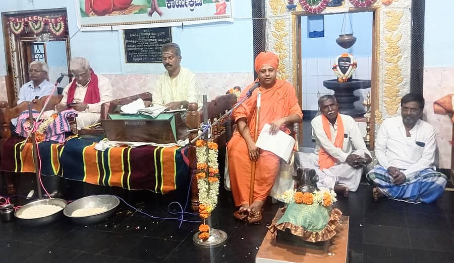 ಅಳವಂಡಿ ಸಮೀಪದ ಘಟ್ಟಿರಡ್ಡಿಹಾಳ ಗ್ರಾಮದಲ್ಲಿ ನಡೆದ ಶಿವಶರಣೆ ಹೇಮರಡ್ಡಿ ಮಲ್ಲಮ್ಮನ ಪುರಾಣ ಕಾರ್ಯಕ್ರಮದಲ್ಲಿ ಹಡಗಲಿಯ ಹಿರಿ ಶಾಂತವೀರಸ್ವಾಮೀಜಿ ಮಾತನಾಡಿದರು