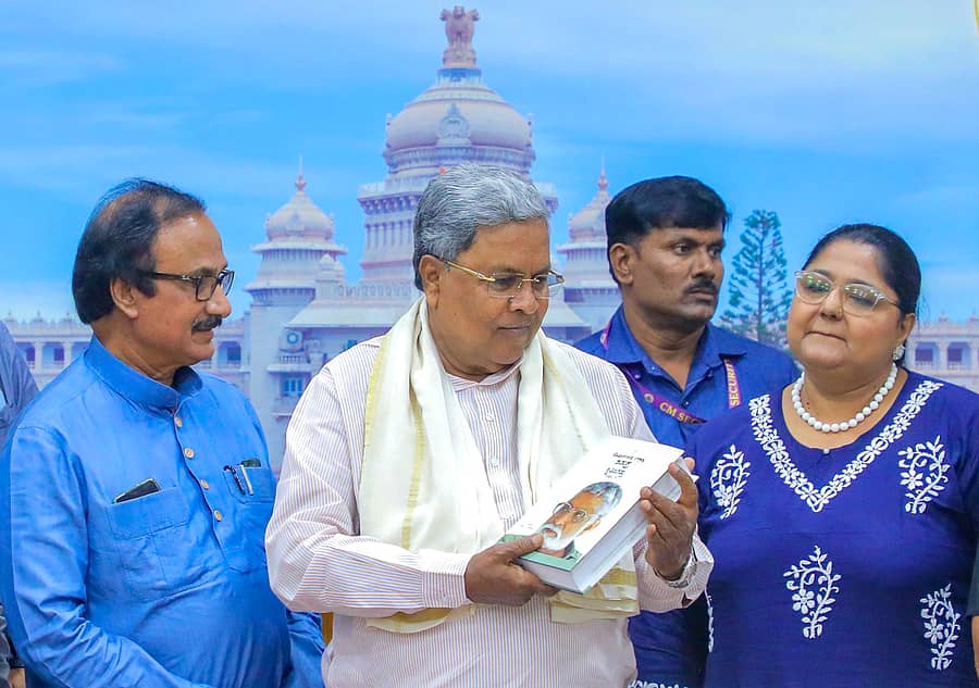 ಮುಖ್ಯಮಂತ್ರಿ ಸಿದ್ದರಾಮಯ್ಯ ಅವರು, ‘ಶ್ರೀ ಕೆ.ಪಿ.ಪೂರ್ಣಚಂದ್ರ ತೇಜಸ್ವಿ ಸಮಗ್ರ ಕೃತಿ ಜಗತ್ತು’ - ಹದಿನಾಲ್ಕು ಸಂಪುಟಗಳನ್ನು ಬೆಂಗಳೂರಿನಲ್ಲಿ ಬುಧವಾರ ಲೋಕಾರ್ಪಣೆ ಮಾಡಿದರು. ಚಿತ್ರ ಕಲಾ ಪರಿಷತ್ ಅಧ್ಯಕ್ಷ ಬಿ.ಎಲ್.ಶಂಕರ್, ತೇಜಸ್ವಿ ಅವರ ಪುತ್ರಿ ಸುಶ್ಮಿತಾ ಇದ್ದರು