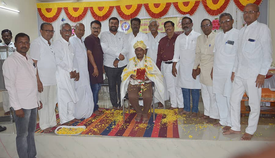 ಯಾದಗಿರಿಯ ಕಸಾಪ ಭವನದಲ್ಲಿ ಶರಣ ಸಾಹಿತ್ಯ ಪರಿಷತ್ತಿನ ಜಿಲ್ಲಾ ಘಟಕದಿಂದ ಗುರುವಾರ ಆಯೋಜಿಸಿದ್ದ ಸಂಸ್ಥಾಪನಾ ದಿನ ಹಾಗೂ ಲಿಂ.ಸುತ್ತೂರು ಶಿವರಾತ್ರಿ ರಾಜೇಂದ್ರ ಸ್ವಾಮೀಜಿ 109 ನೇ ಜಯಂತಿ ಮಹೋತ್ಸವದಲ್ಲಿ ಪತ್ರಕರ್ತ ನಾಗಪ್ಪ ಮಾಲಿಪಾಟೀಲ ಅವರಿಗೆ ವಿಶೇಷ ಸನ್ಮಾನ ಮಾಡಲಾಯಿತು
