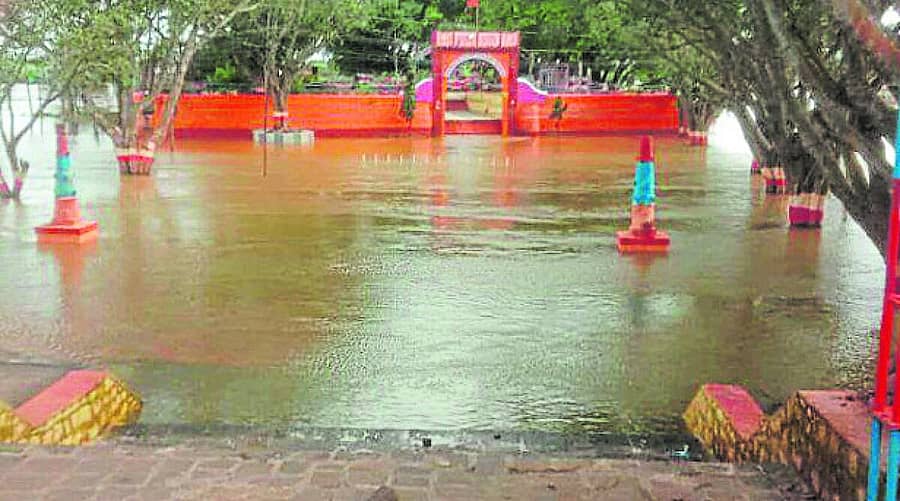 <div class="paragraphs"><p>ಬೆಳಗಾವಿ ಜಿಲ್ಲೆಯ ನಿಪ್ಪಾಣಿ ತಾಲ್ಲೂಕಿನ ಕಾರದಗಾ ಗ್ರಾಮದ ಬಂಗಾಲಿ ಬಾಬಾ ದರ್ಗಾ ದೂಧಗಂಗಾ ನದಿಯಿಂದ ಗುರುವಾರ ಜಲಾವೃತಗೊಂಡಿತು</p></div>