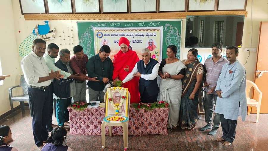 <div class="paragraphs"><p>ಸುತ್ತೂರು ಮಠದ 23 ನೇ ಜಗದ್ಗುರು ಡಾ.ರಾಜೇಂದ್ರ ಸ್ವಾಮೀಜಿಯವರ 109 ನೇ ಪುಣ್ಯಸ್ಮರಣೆ ಹಾಗೂ ಶರಣ ಸಾಹಿತ್ಯ ಪರಿಷತ್ತಿನ ಸಂಸ್ಥಾಪನಾ ದಿನೋತ್ಸವವನ್ನು ತಾಲ್ಲೂಕು ಗ್ಯಾರಂಟಿ ಅನುಷ್ಠಾನ ಸಮಿತಿ ಅಧ್ಯಕ್ಷ ವಿ.ಪಿ.ಶಶಿಧರ್ ಉದ್ಘಾಟಿಸಿದರು.</p></div>