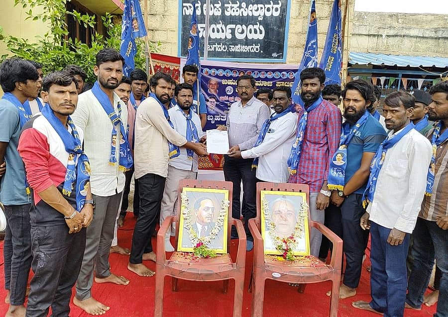 ಬೀದರ್ ತಾಲ್ಲೂಕಿನ ಬಗದಲ್ ಗ್ರಾಮದಲ್ಲಿ ಬಹುಜನ ಸಮಾಜ ಪಕ್ಷದ ಬೀದರ್ ದಕ್ಷಿಣ ಘಟಕದ ಪದಾಧಿಕಾರಿಗಳು ರಾಜ್ಯಪಾಲರಿಗೆ ಬರೆದ ಮನವಿ ಪತ್ರವನ್ನು ನಾಡ ಉಪ ತಹಶೀಲ್ದಾರ್ ಕಚೇರಿ ಅಧಿಕಾರಿಗೆ ಸಲ್ಲಿಸಿದರು