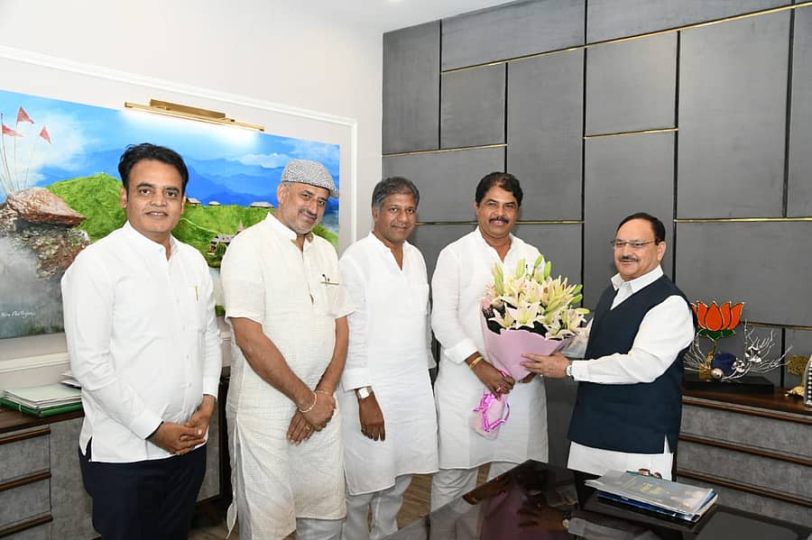 ಜೆ.ಪಿ.ನಡ್ಡಾ ಅವರಿಗೆ ಆರ್. ಅಶೋಕ ಹೂಗುಚ್ಛ ನೀಡಿದರು. ಅರವಿಂದ ಬೆಲ್ಲದ, ಸಿ.ಪಿ.ಯೋಗೇಶ್ವರ, ಸಿ.ಎನ್. ಅಶ್ವತ್ಥನಾರಾಯಣ ಚಿತ್ರದಲ್ಲಿದ್ದಾರೆ