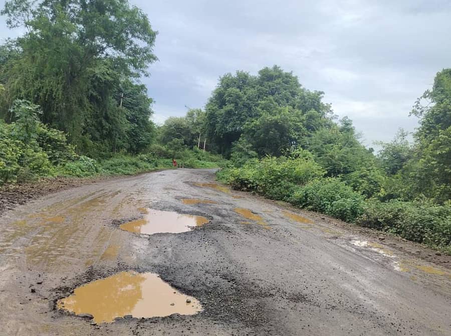 ಕಮಲನಗರ ತಾಲ್ಲೂಕಿನ ದಾಬಕಾ–ಚಿಕ್ಲಿ ರಸ್ತೆಯಲ್ಲಿ ಗುಂಡಿ ಬಿದ್ದಿರುವುದು