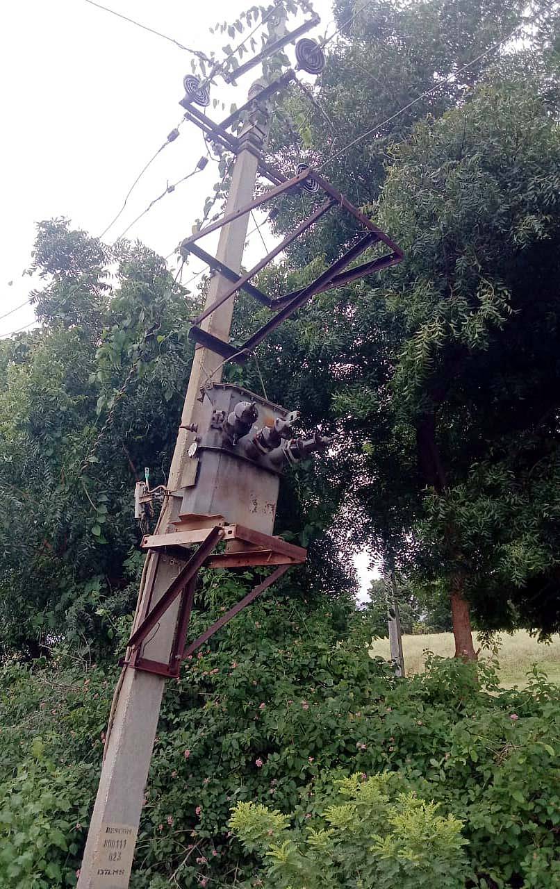 ಪಾವಗಡ ತಾಲ್ಲೂಕು ಕೋಟಗುಡ್ಡ ಶಾಖೆ ವ್ಯಾಪ್ತಿಯಲ್ಲಿ ಪರಿವರ್ತಕ ಕಳುವಾಗಿರುವ ಸ್ಥಳದಲ್ಲಿ ಹಳೆಯ ಪರಿವರ್ತಕ ಅಳವಡಿಸಿರುವುದು