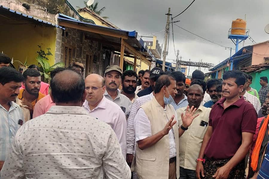 ದಾವಣಗೆರೆ ಜಿಲ್ಲೆ ಚನ್ನಗಿರಿ ತಾಲ್ಲೂಕಿನ ಜೋಳದಹಾಳ್ ಗ್ರಾಮಕ್ಕೆ ಜಿಲ್ಲಾಧಿಕಾರಿ ಜಿ.ಎಂ.ಗಂಗಾಧರ ಸ್ವಾಮಿ ಹಾಗೂ ಜಿಲ್ಲಾ ಪಂಚಾಯಿತಿ ಸಿಇಒ ಸುರೇಶ್ ಬಿ.ಇಟ್ನಾಳ್ ಶುಕ್ರವಾರ ಭೇಟಿ ನೀಡಿ ಸ್ಥಳೀಯರ ಜೊತೆ ಚರ್ಚಿಸಿದರು