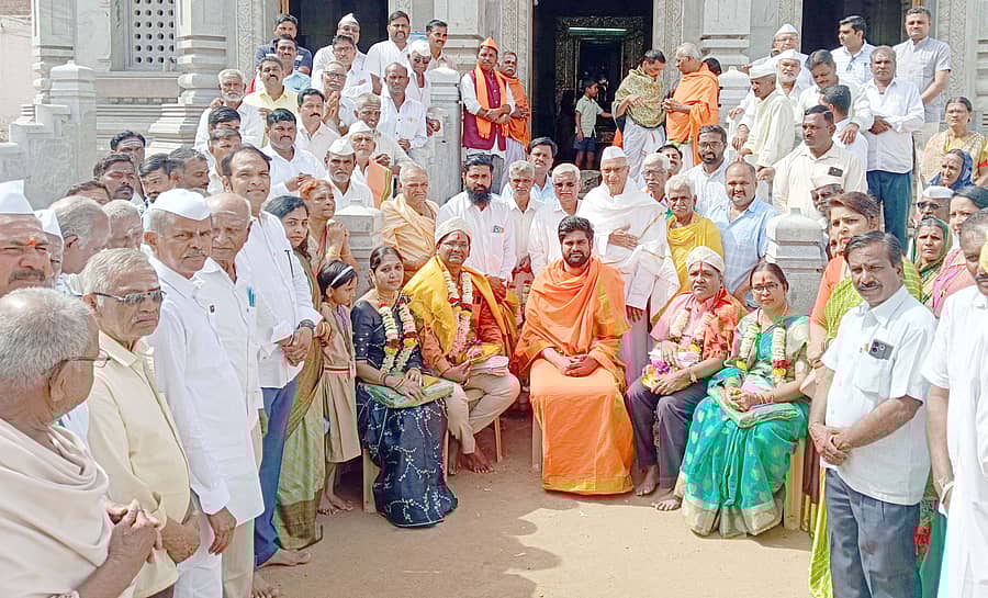 ತೇರದಾಳದಲ್ಲಿ ನಿರ್ಮಾಣವಾಗುತ್ತಿರುವ ಅಲ್ಲಮಪ್ರಭು ದೇವಸ್ಥಾನದ ನೂತನ ಕಟ್ಟಡಕ್ಕೆ ಬೆಳ್ಳಿ ಬಾಗಿಲು ಹಾಗೂ ಚೌಕಟ್ಟನ್ನು ದೇಣಿಗೆಯಾಗಿ ನೀಡಿದ ಭಕ್ತರನ್ನು ಸತ್ಕರಿಸಲಾಯಿತು