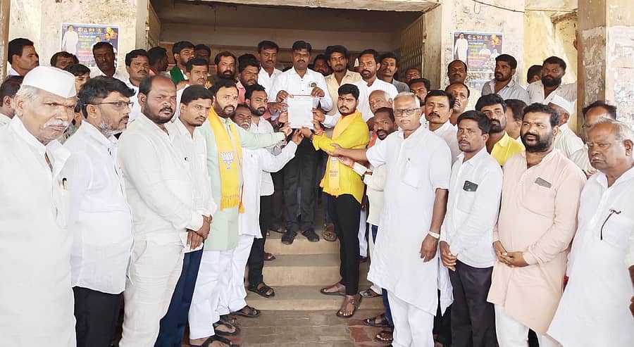 ಸಿಂದಗಿಯಲ್ಲಿ ಬಿಜೆಪಿ ಎಸ್.ಸಿ, ಎಸ್.ಟಿ ಮೋರ್ಚಾ ತಾಲ್ಲೂಕು ಘಟಕದ ನೇತೃತ್ವದಲ್ಲಿ ಕಾರ್ಯಕರ್ತರು ತಹಶೀಲ್ದಾರ್ ಪ್ರದೀಪಕುಮಾರ ಹಿರೇಮಠ ಅವರಿಗೆ ಮನವಿ ಸಲ್ಲಿಸಿದರು