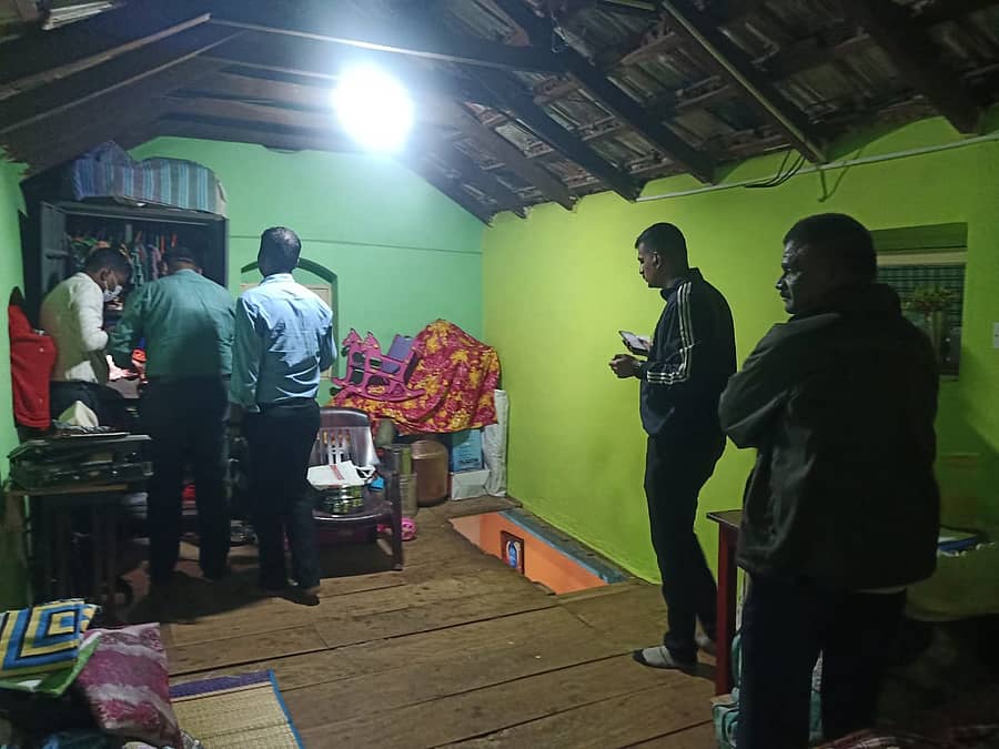 ಗುಂಡ್ಲುಪೇಟೆ ತಾಲ್ಲೂಕಿನ ರತ್ನಮ್ಮ ಮನೆಯ ಬೀರಿನಲ್ಲಿದ್ದ ಚಿನ್ನಾಭರಣ, ಹಣ ದೋಚಿರುವುದನ್ನು ಪೊಲೀಸರು ಪರಿಶೀಲಿಸಿದರು.