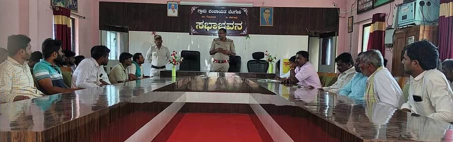 ಕೌಜಲಗಿ ಸಮೀಪದ ಬೆಟಗೇರಿ ಗ್ರಾಮದಲ್ಲಿ ಗಣೇಶ ಹಬ್ಬದ ಪ್ರಯುಕ್ತ ನಡೆದ ಶಾಂತಿಪಾಲನಾ ಸಭೆಯಲ್ಲಿ ಕುಲಗೋಡ ಪೊಲೀಸ್ ಠಾಣೆಯ ಪಿಎಸ್ಐ ಬಿ. ಆನಂದ ಮಾತನಾಡಿದರು
