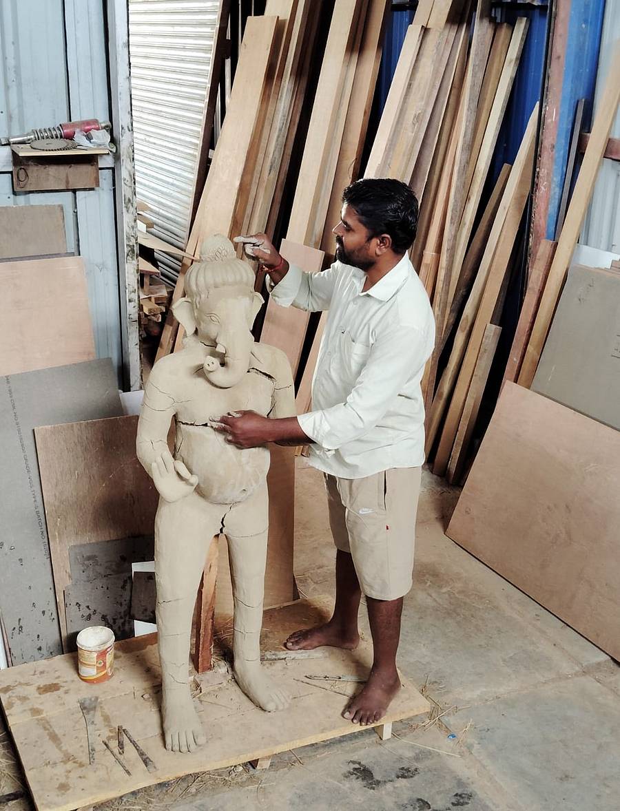 ಮಸ್ಕಿ ಪಟ್ಟಣದಲ್ಲಿ ಸಿದ್ಧಗೊಂಡಿರುವ ಪರಿಸರ ಸ್ನೇಹಿ ಗಣೇಶನ ವಿಗ್ರಹಕ್ಕೆ ಅಂತಿಮ ರೂಪ ನೀಡುತ್ತಿರುವ ಬಸವರಾಜ ಬಡಿಗೇರ